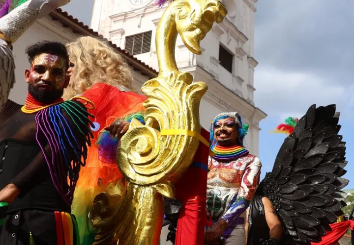  Personas participan en la marcha con motivo del Día del Orgullo LGTBI este sábado, en Ciudad de Panamá (Panamá). EFE