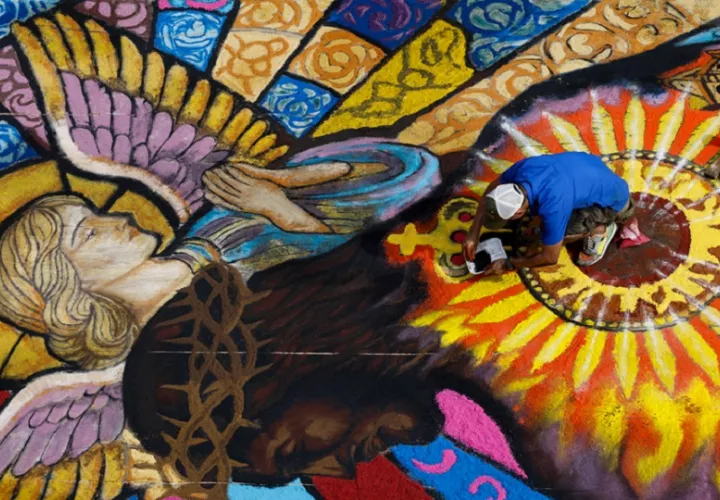 Un hombre realiza una alfombra de serrín en la Fiesta del Corpus Christi en la Villa de Los Santos (Panamá). EFE