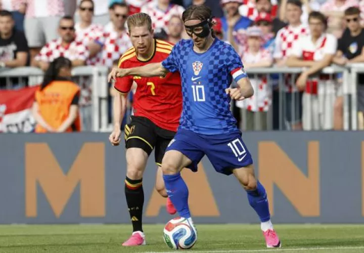 Kevin De Bruyne  de Bélgica (izq.)  y Luka Modric de Croacia (10)  durante el partido amistoso entre ambos equipos. Foto:EFE