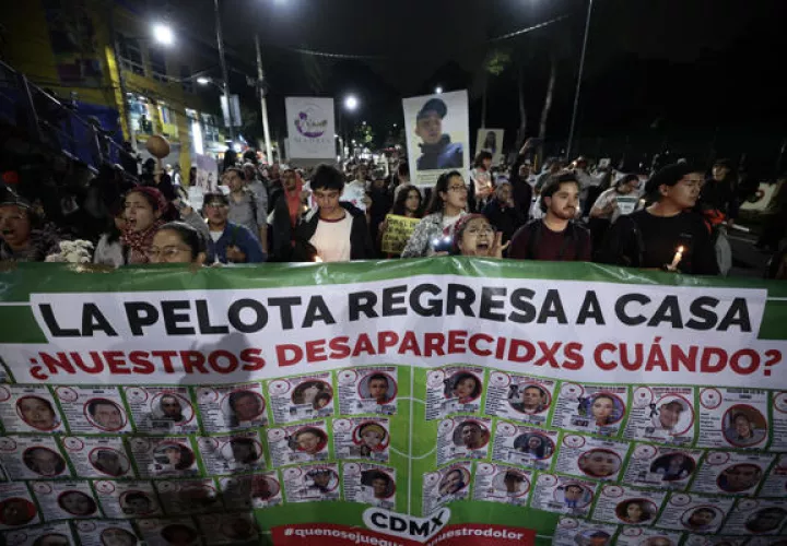 Personas sostienen carteles durante una protesta, previo a la inauguración de la Copa Mundial de Fútbol de la FIFA 2026. Foto: EFE