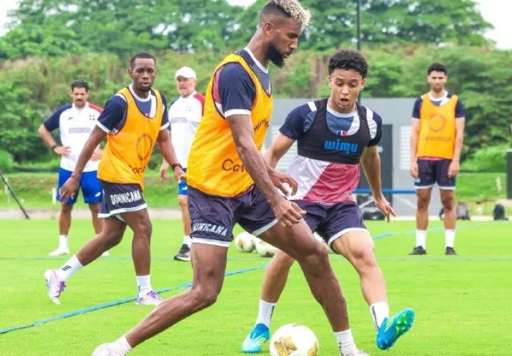 Jugadores de la selección dominicana en los entrenamientos. Foto:@sedofutbol 