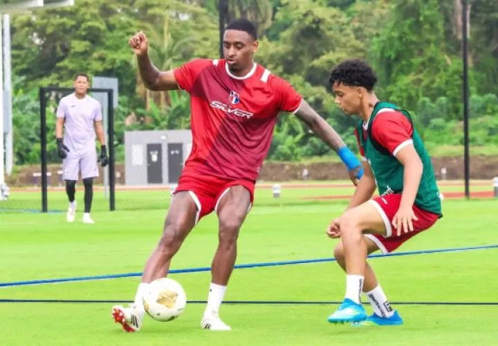 Jugadores dominicanos entrenan con miras al partido contra Panamá. Foto: @sedofutbol