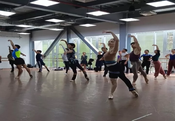 Bailarines se preparan para dar un gran espectáculo de danza en el Panama Ballet Fest 2026.