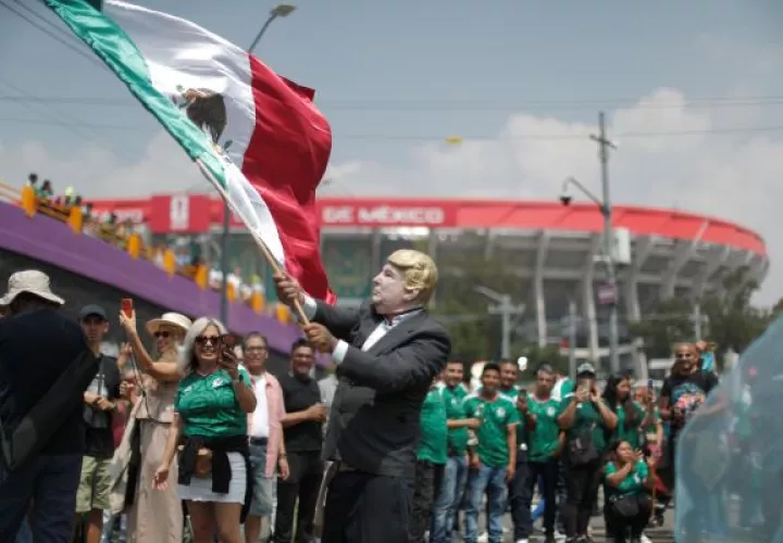 Un aficionado ondea la benadera de México. Foto: EFE