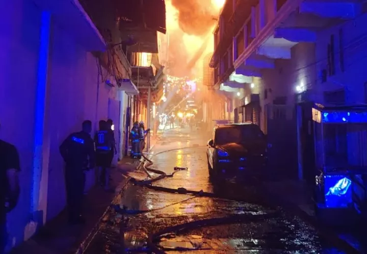 Combate de las llamas por parte de los bomberos. Foto: Cortesía