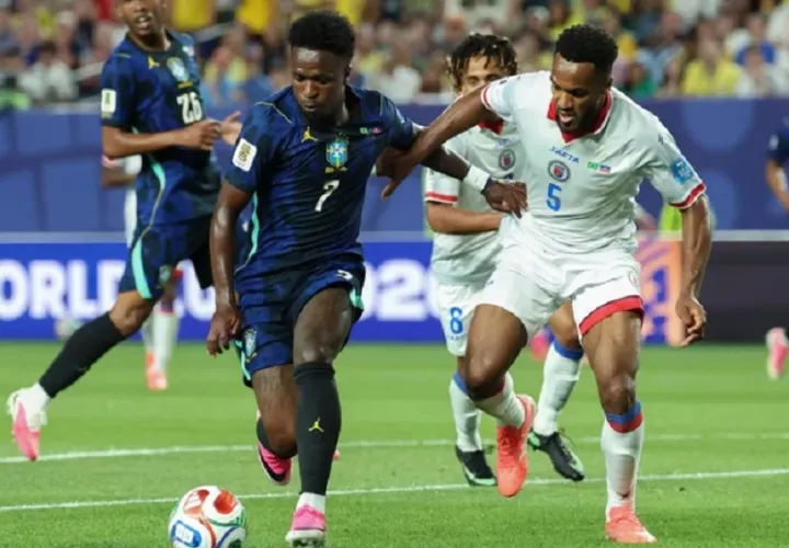 Vinícius Júnior (i) de Brasil disputa el balón con Hannes Delcroix de Haití este viernes, durante un partido del grupo C del Mundial de la FIFA 2026 en el estadio Lincoln Financial Field en Filadelfia (Estados Unidos). EFE/ Sebastiao Moreira
