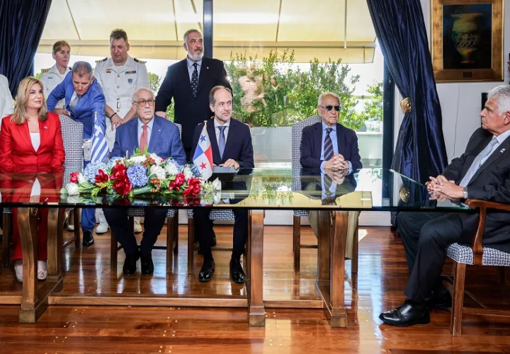 El presidente José Raúl Mulino junto a directivos de Tsakos Shipping & Trading durante la firma del Memorando de Entendimiento en Grecia.