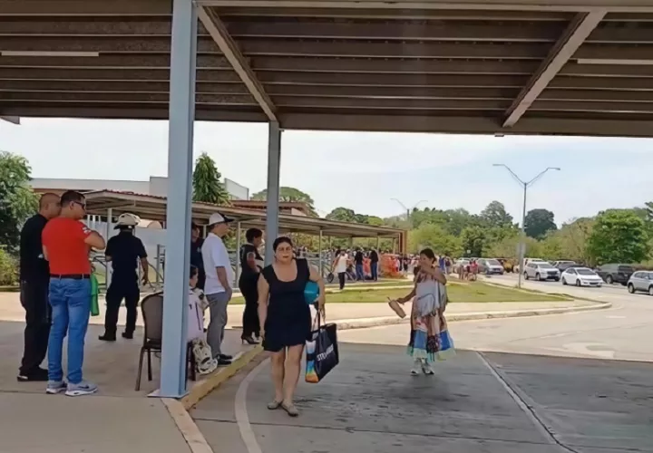 La mayor distancia hacia los nuevos planteles obligará a las familias a realizar un gasto extra en pasajes que no tenían presupuestado. Foto. Thays Domínguez