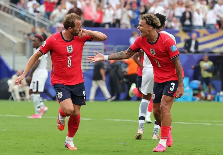 Harry Kane (i) celebra el gol, tercero de su cuenta en el Mundial. Foto: EFE