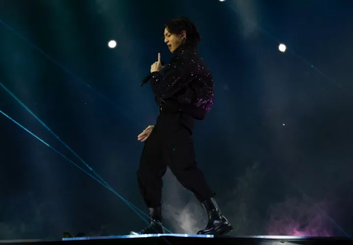 Jung Kook presentando la canción Dreamers en la inauguración del Mundial de Fútbol Qatar 2022. Foto: EFE / Rodrigo Jiménez