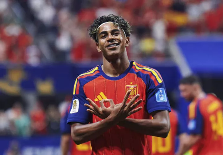 Lamine Yamal  festeja el primer gol de España. Foto: EFE