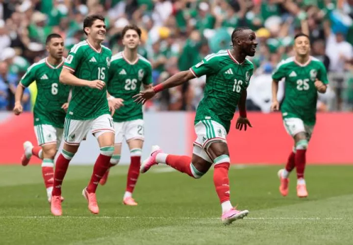 Julián Quiñones (16) festeja su gol contra Sudáfrica. Foto: EFE