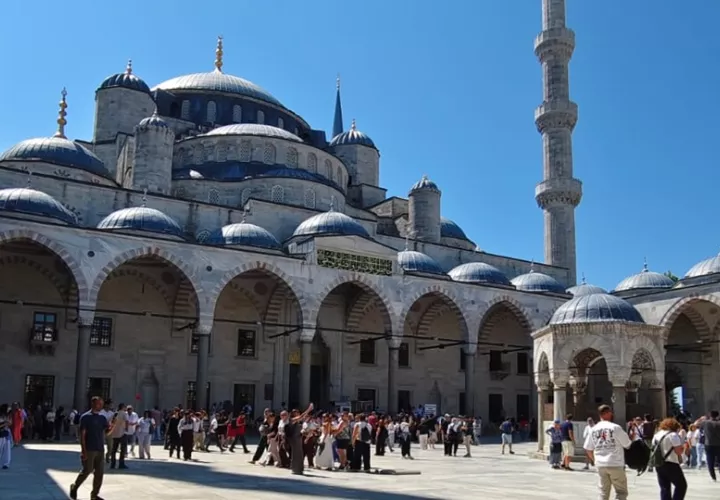 La mezquita Azul recibe miles de turistas al día.