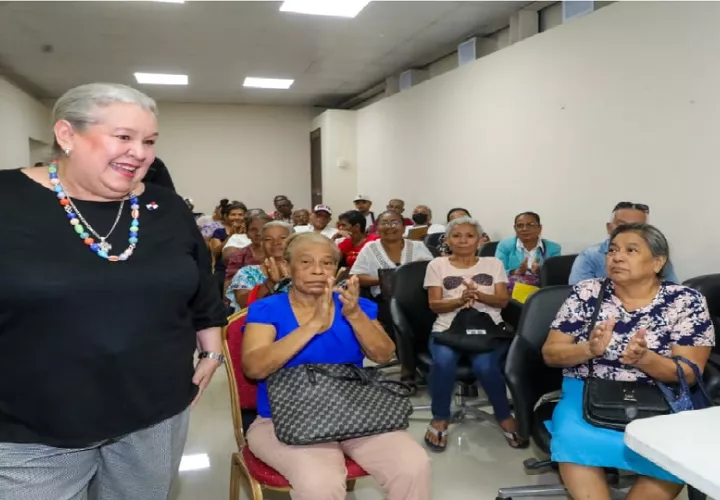 La ministra Beatriz Carles de Arango supervisa el segundo pago de los PTMC, que benefician a más de 185 mil personas en todo el país.