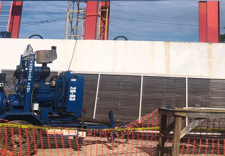 La comunidad de Isla Colón recibe alivio con la puesta en marcha de las estaciones de bombeo del MOP, que reducen el riesgo de inundaciones en la zona urbana.