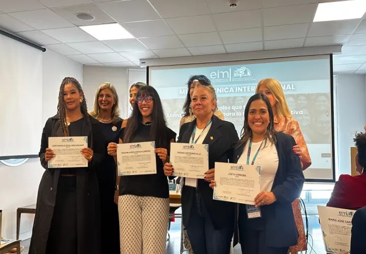 Al finalizar la capacitación, les otorgaron certificados de participación.