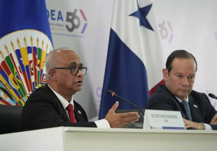 El secretario general de la Organización de los Estados Americanos (OEA), Albert R. Ramdin (i), habla junto al canciller de Panamá, Javier Martínez Acha. Foto: EFE