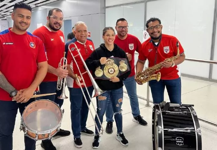 Nataly Delgado es recibida en el Aeropuerto Internacional de Tocumen.  Foto: Cortesía/Aurelio Ortiz.