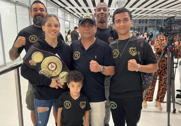 Nataly Delgado es recibida en el Aeropuerto Internacional de Tocumen.  Foto: Cortesía/Aurelio Ortiz