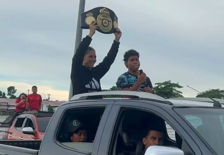 Nataly Delgado en una caravana por el título de boxeo mundial. Foto: Cortesía/Aurelio Ortiz.
