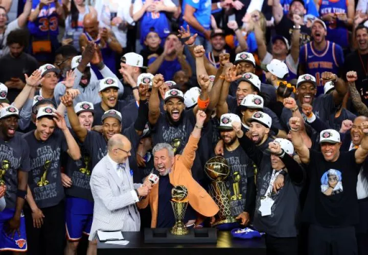 El equipo del New York Knicks festeja su título. Foto: EFE