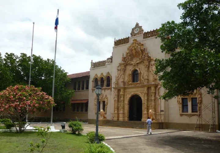 un grupo de padres de familia comenzó a expresar inquietudes y cuestionamientos públicos sobre la actuación de la dirección de la Escuela Normal de Santiago ante lo sucedido. Foto. Melquíades Vásquez