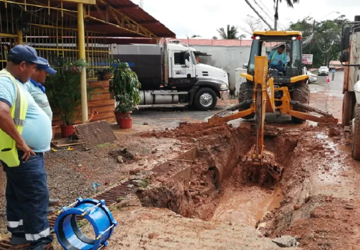 Las tuberías de asbesto-cemento de la red de distribución de agua potable en el distrito de Chame tienen más de 30 años de antigüedad. Foto. Eric Montenegro
