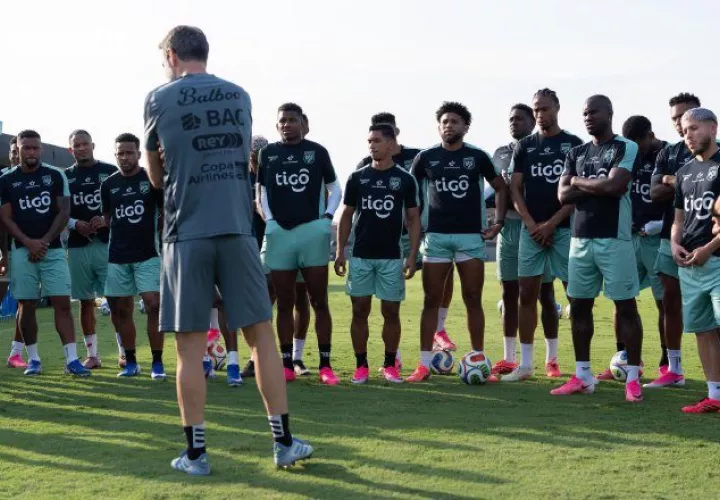 Thomas Christiansen, técnico de Panamá, conversa con sus jugadores. Foto: FPF