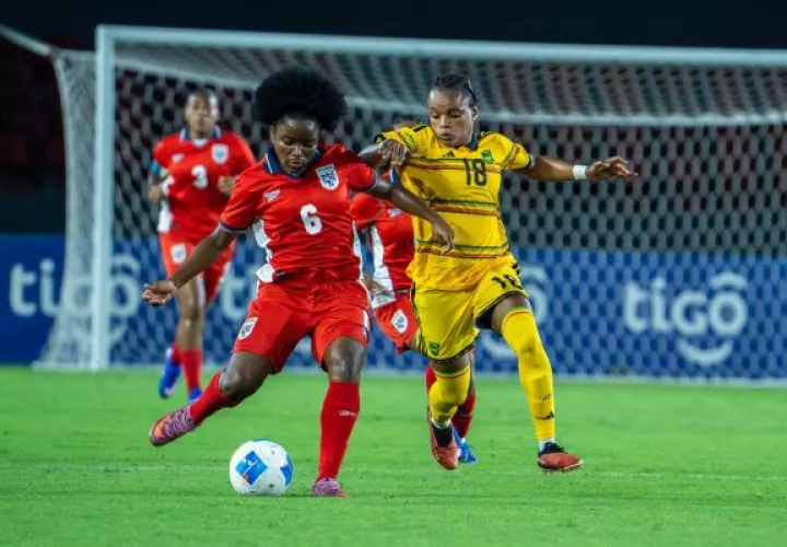 Deysire Salazar, de Panamá, disputa el balón contra Trudi Carter, de Jamaica, durante el amistoso entre ambos equipos en el estadio Rommel Fernández. Foto: FPF
