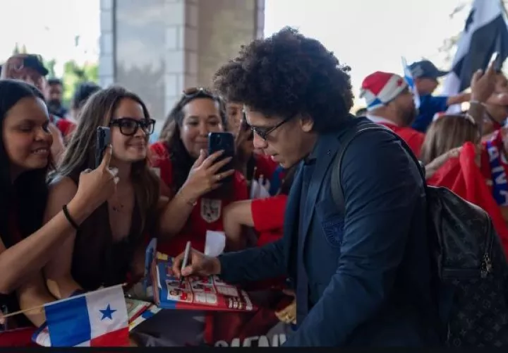 Adalberto 'Coco' Carrasquilla firma autógrafo a los afcionados a su llegada a Canadá. Foto: FPF