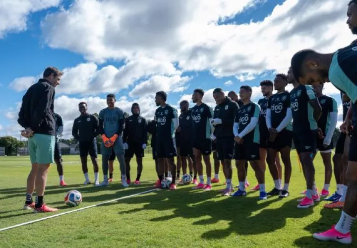 Thomas Christiansen, técnico de Panamá, conversa con sus jugadores. Foto: FPF