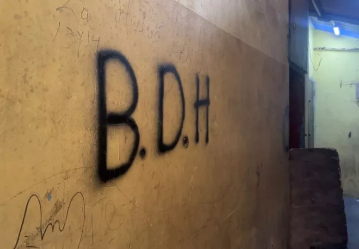 En la parte interna de los inmuebles hay grafitis distintivos de esta pandilla.