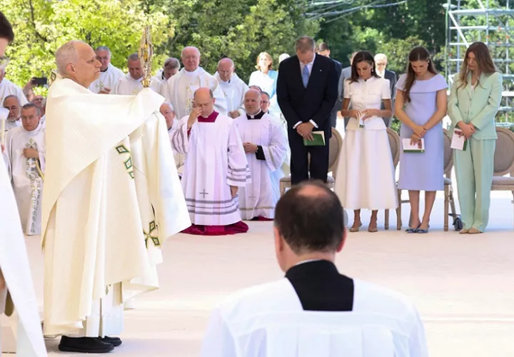 El papa León XIV oficia la misa del Corpus en Madrid ante una multitud de personas y autoridades, entre ellas, la familia real. EFE