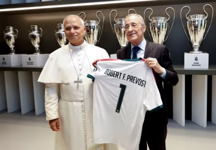  El papa León XIV es recibido por el presidente del Real Madrid Florentino Pérez. Foto: EFE