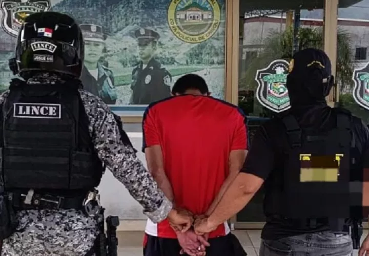 Hombre de 34 detenido y arma de fuego decomisada durante allanamiento en David. 