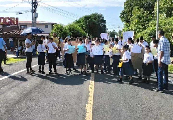 Otro de los puntos centrales que motivó la protesta es el posible cierre del bachiller marítimo, una oferta académica que, según las autoridades del plantel, es única en la provincia de Los Santos. Foto. Thays DSomínguez