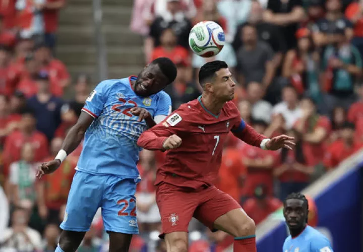 El delantero portugués Cristiano Ronaldo (d) cabecea un balón ante Chancel Mbemba, de Congo. Foto: EFE