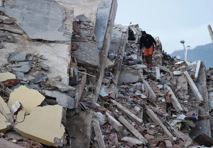 Miles de venezolanos participan de forma voluntaria en labores de rescate. Foto: EFE