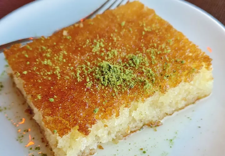 El Revani es un postre esponjoso empapado en almíbar dulce.