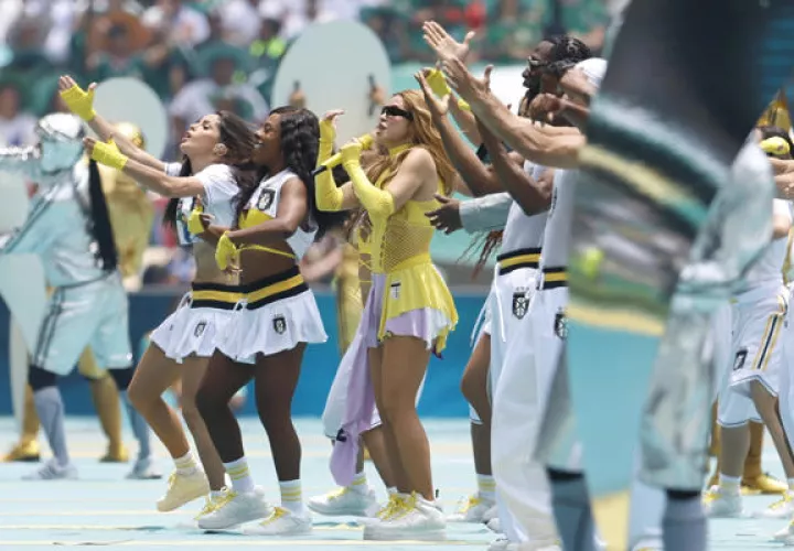 La colombiana Skakira en su presentación en el Estadio Azteca. Foto: EFE