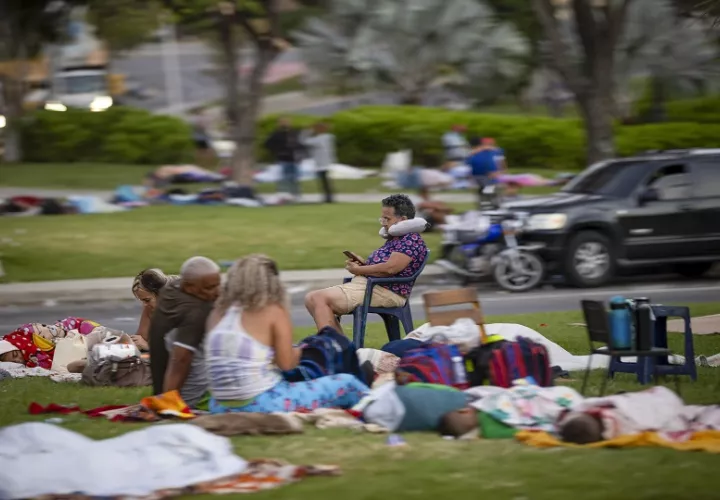 Las familias esperan por ayuda en la zona del desastre.