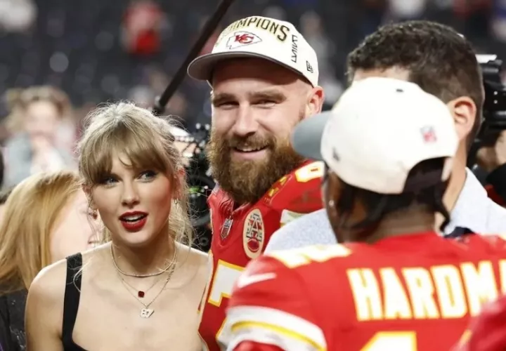 Travis Kelce (c), y su prometida, la cantante estadounidense Taylor Swift (i). Foto: EFE/ EPA/ John G Mabanglo