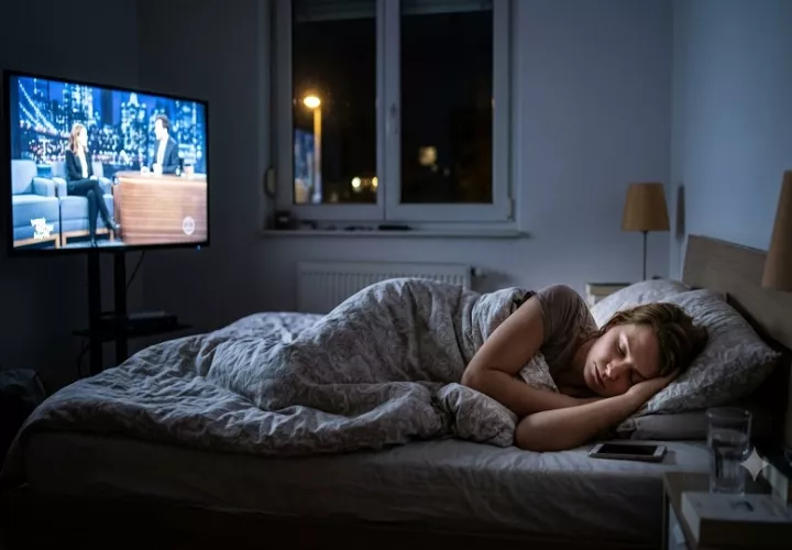 Modificar la rutina nocturna es indispensable para revertir los efectos negativos de este hábito y asegurar un descanso de calidad. Foto: Creada con IA