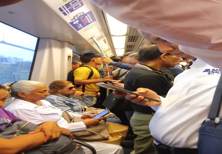 Hacinamiento en los vagones generó malestar entre los pasajeros.