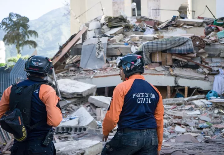 El USGS ha estimado entre 10.000 y 100.000 posibles fallecidos. Foto: EFE