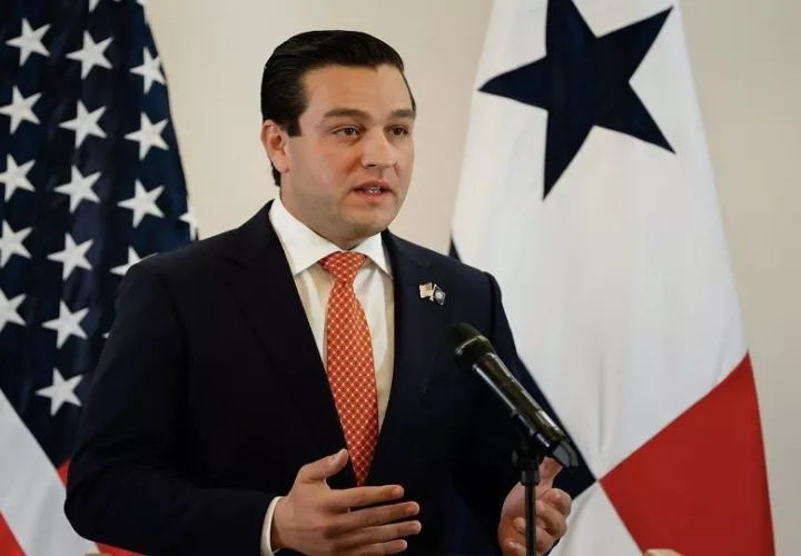 El embajador Kevin Marino Cabrera comparte con las autoridades y comunidad en Santiago de Veraguas.