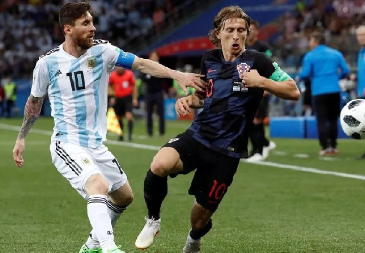 Lionl Messi ante Luka Modric durante un partido del mundial Rusia 2018 que ganaron los europeos. /Foto EFE