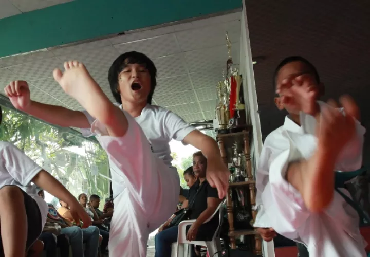 En el "dojo" del "sensei" Frías, todos los atletas (con o sin discapacidad) reciben la enseñanza del karate. /Foto Anayansi Gamez