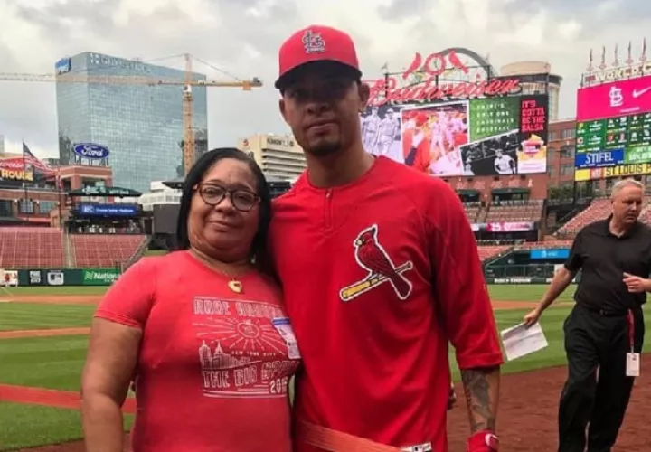 Edmundo junto a su mamá.