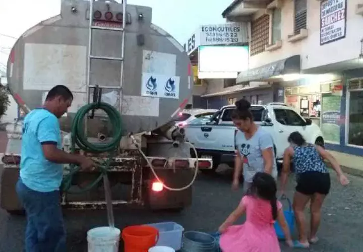 Cuando hay crisis por daños en las potabilizadoras o daños en tuberías, el paliativo es enviar algunos carros cisterna. /Foto: Panamá América